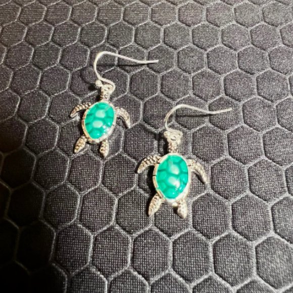 Turtle Earrings Green and Silver 18K White Gold Plated - Picture 1 of 1